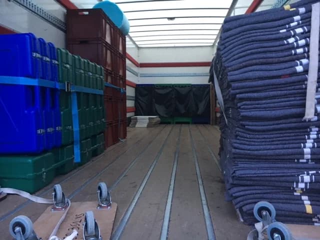 Intérieur camion de déménagement Digidem avec couvertures bacs et chariots professionnels