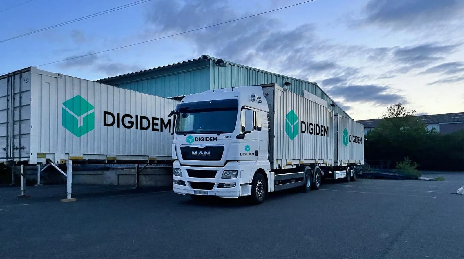 Camion poids lourd Digidem avec remorque container pour déménagement longue distance